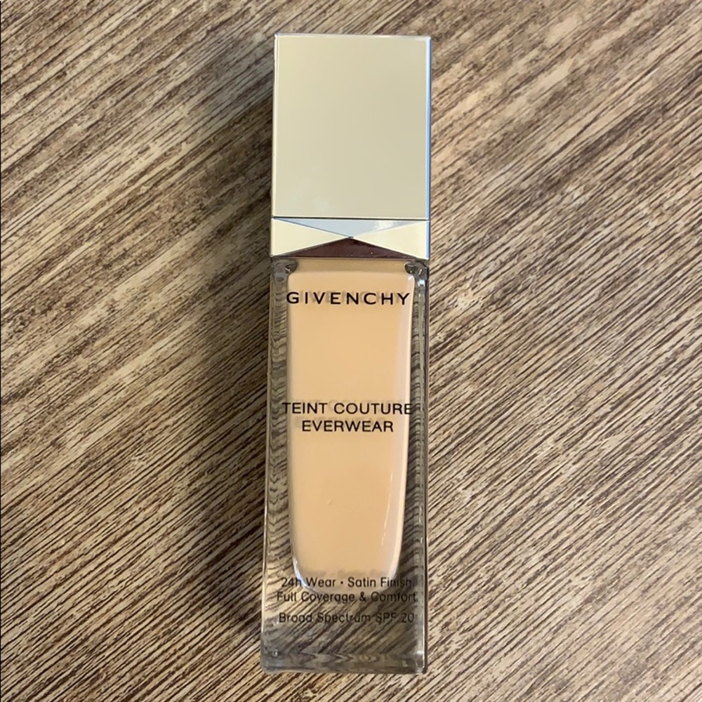 GIVENCHY Teint Couture Evenwear Foundation Y200